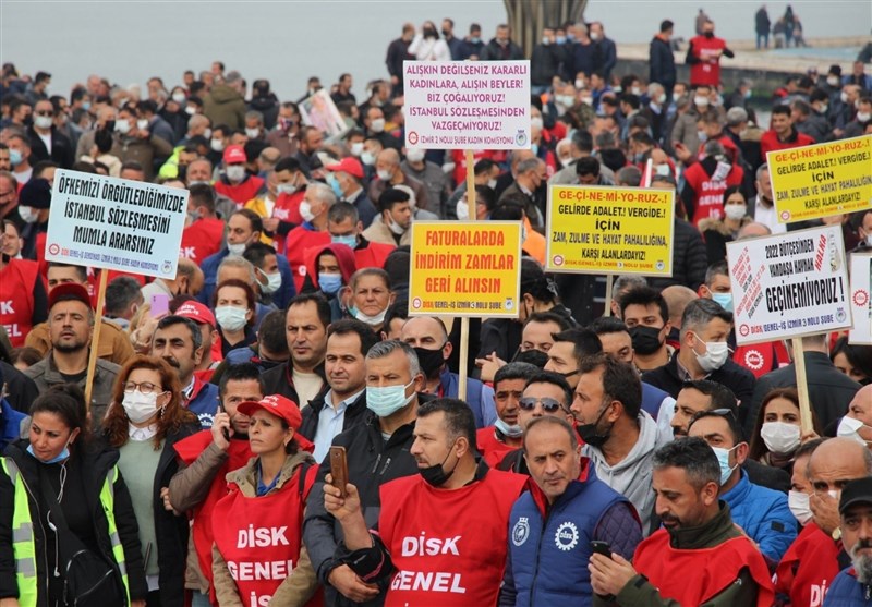 تجمع معترضان به وضع اقتصادی ترکیه در ازمیر