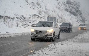 برف و باران در جاده‌های ۱۷ استان کشور