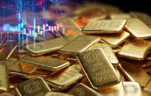 دلار در فراز و طلا در فرود