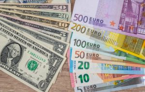 کاهش قیمت دلار و یورو در بازار امروز