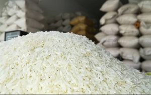 تاخیر در پرداخت مطالبات ارزی واردکنندگان برنج، راه را برای دلالان باز می کند