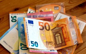 کاهش ۹۲۰ تومانی قیمت یورو
